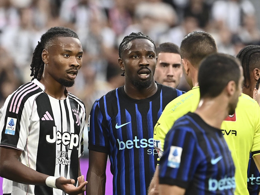 Khephren und Marcus Thuram gucken den Schiedsrichter entgeistert an.