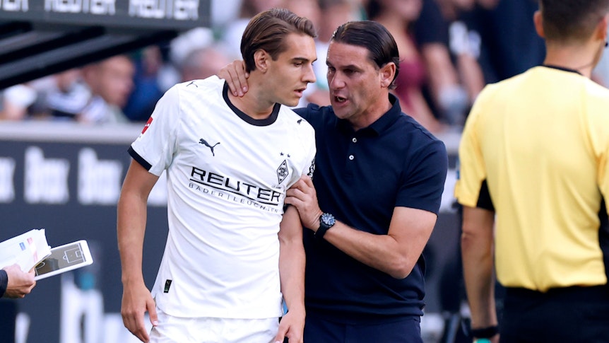 Gerardo Seoane erklärt Florian Neuhaus etwas am Seitenrand.