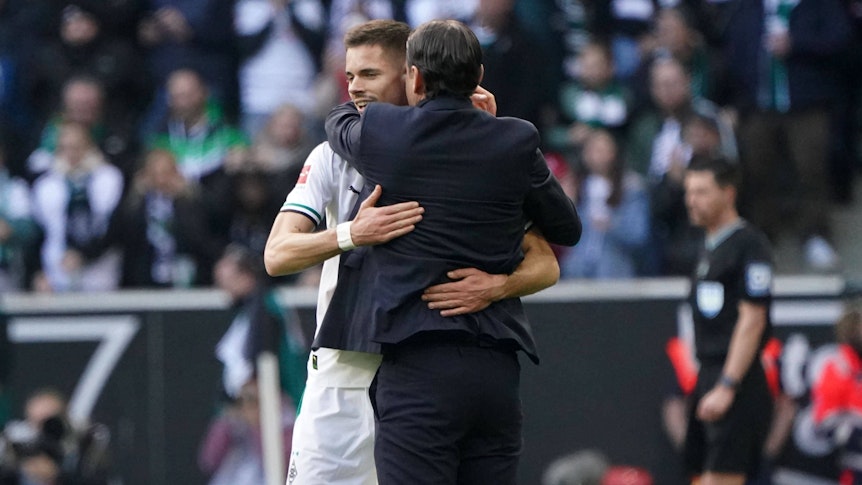 Julian Weigl und Gerardo Seoane umarmen sich.