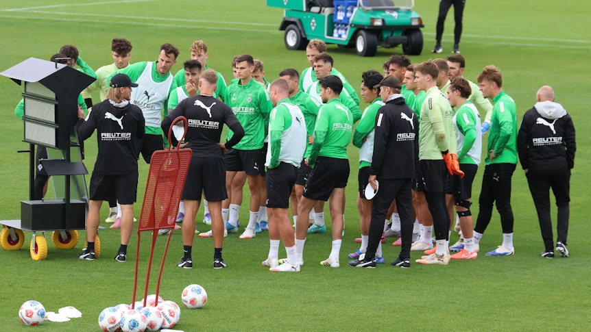 Eugen Polanski erklärt den Gladbach-Profis etwas an der Taktiktafel.