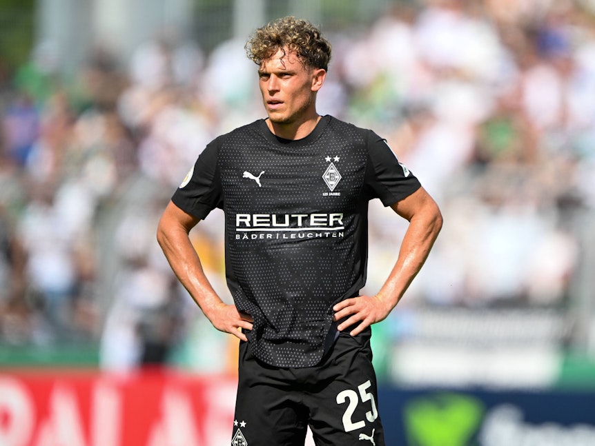 Robin Hack im schwarzen Gladbach-Trikot.