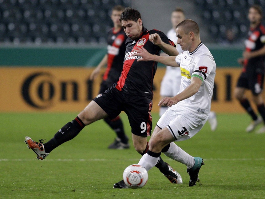 Patrick Helmes und Filip Daems im Kampf um den Ball.
