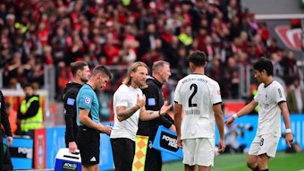 Eugen Polanski gibt in Leverkusen Anweisungen.