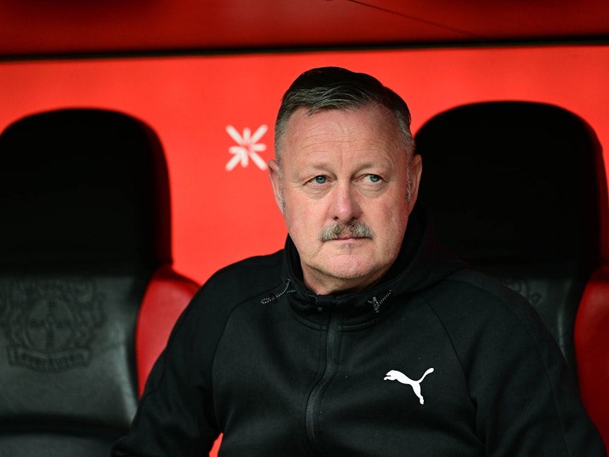 Roland Virkus sitzt auf der Trainerbank.