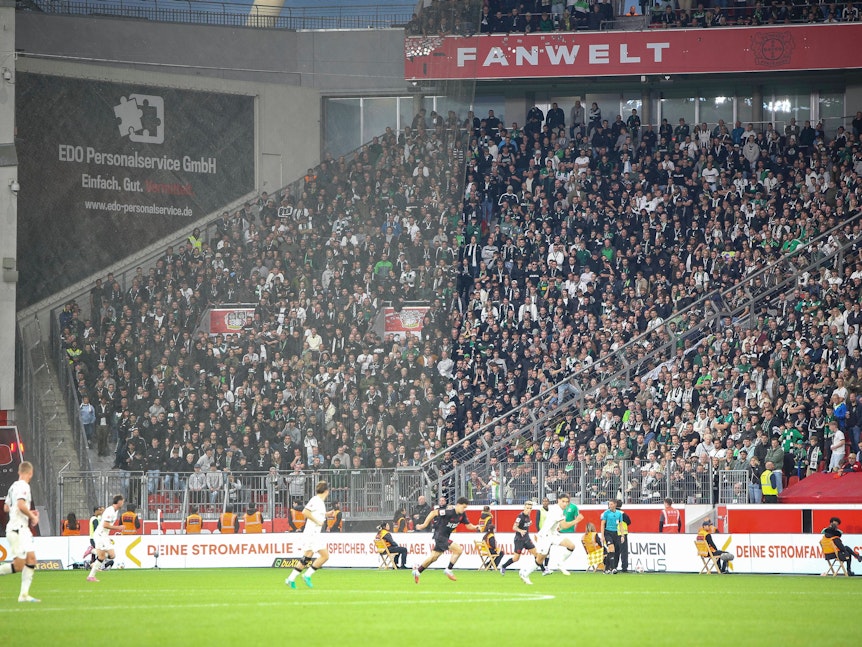 Der Gladbacher Fanblock in Leverkusen ohne Fahnen und Banner.