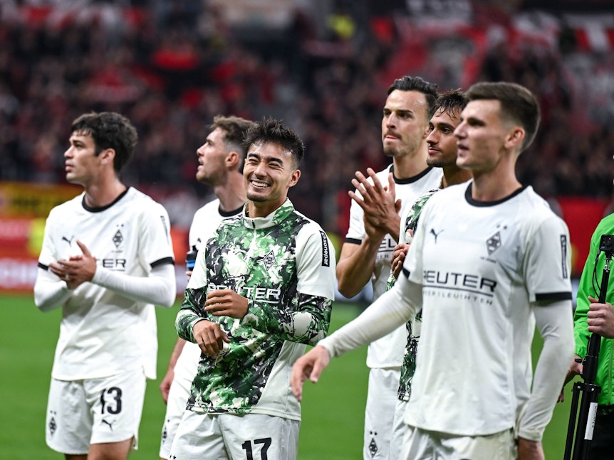 Die Gladbacher Profis um Jens Castrop freuen sich nach dem 1:1 in Leverkusen.