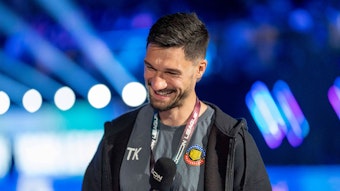 Tim Kleindienst bei der Icon League mit Mikrofon in der Hand.