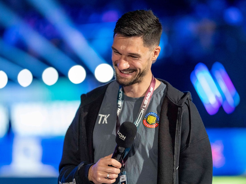 Tim Kleindienst bei der Icon League mit Mikrofon in der Hand.