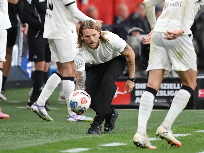 Eugen Polanski rollt seinem Spieler einen Ball zu.