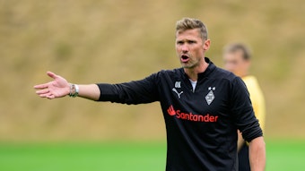 Oliver Kirch beschwert sich und gestikuliert mit dem rechten Arm.