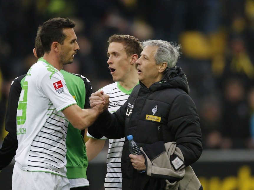 Martin Stranzl schlägt mit Lucien Favre ein.