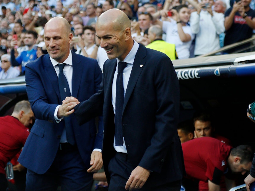 Philippe Clement wird von Zinedine Zidane begrüßt.