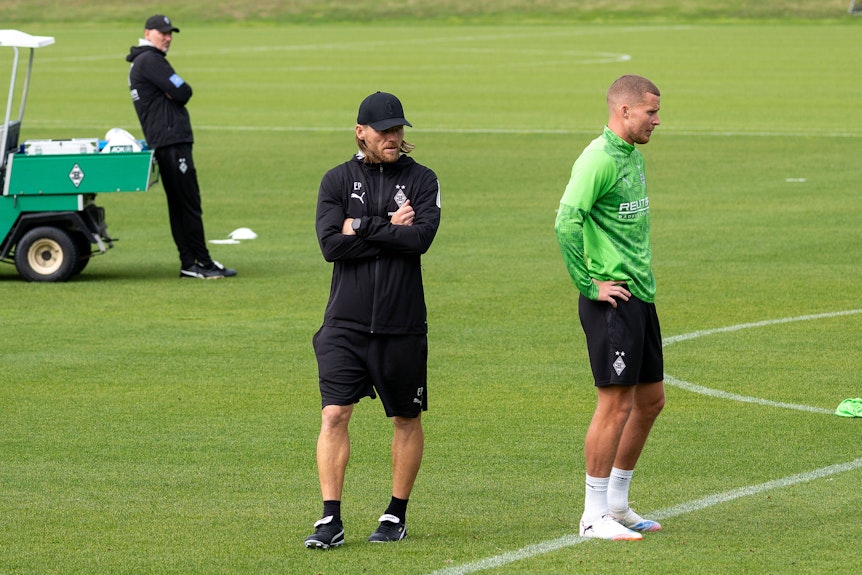 Nico Elvedi steht auf dem Trainingsplatz neben Eugen Polanski.