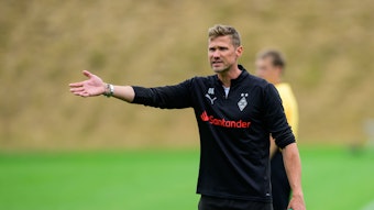 Oliver Kirch am Seitenrand.