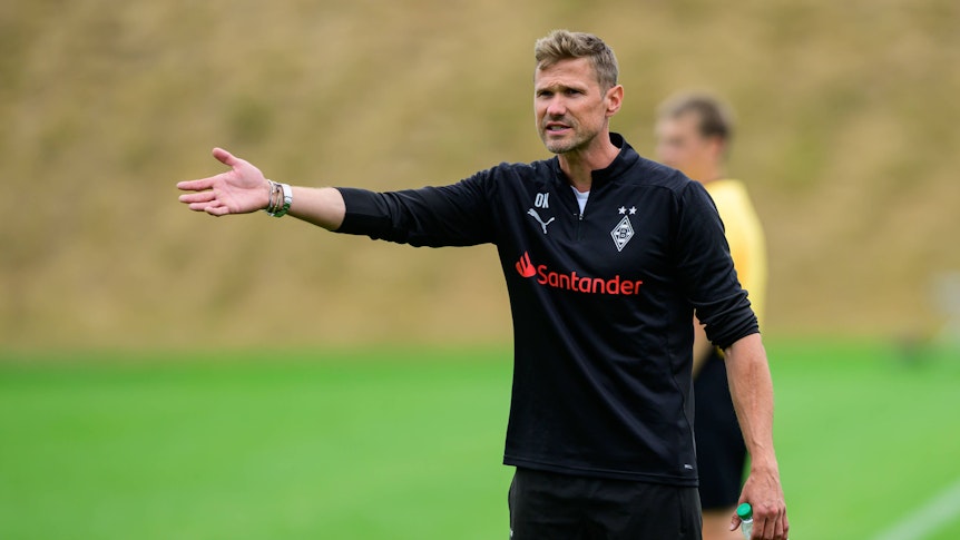 Oliver Kirch am Seitenrand.