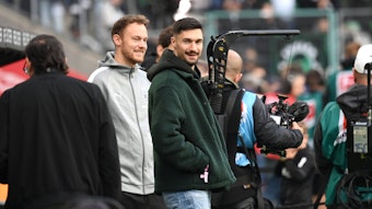 Tim Kleindienst in Zivilkleidung am Spielfeldrand.