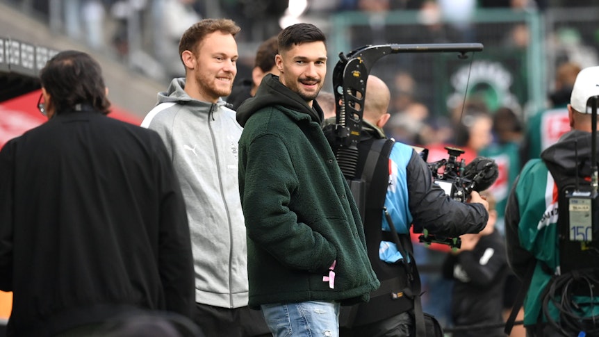 Tim Kleindienst in Zivilkleidung am Spielfeldrand.