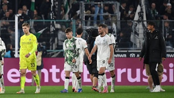 Mehrere Fohlen-Profis trotten enttäuscht vom Platz.