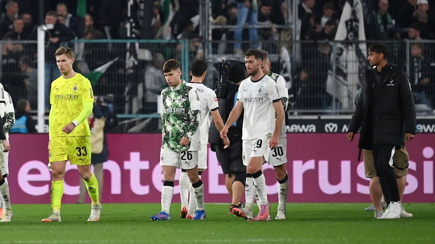 Mehrere Fohlen-Profis trotten enttäuscht vom Platz.