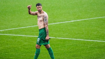 Tim Kleindienst hebt den Daumen in Richtung Fans.