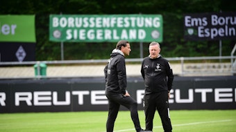 Gerardo Seoane und Roland Virkus besprechen sich auf dem Trainingsplatz von Borussia Mönchengladbach.