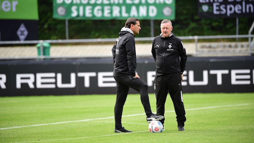 Gerardo Seoane und Roland Virkus besprechen sich auf dem Trainingsplatz von Borussia Mönchengladbach.