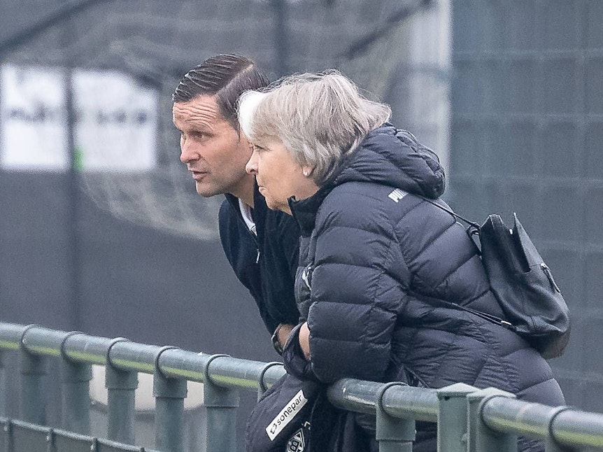 Hannelore Kraft und David Zibung als Zaungäste beim Training.