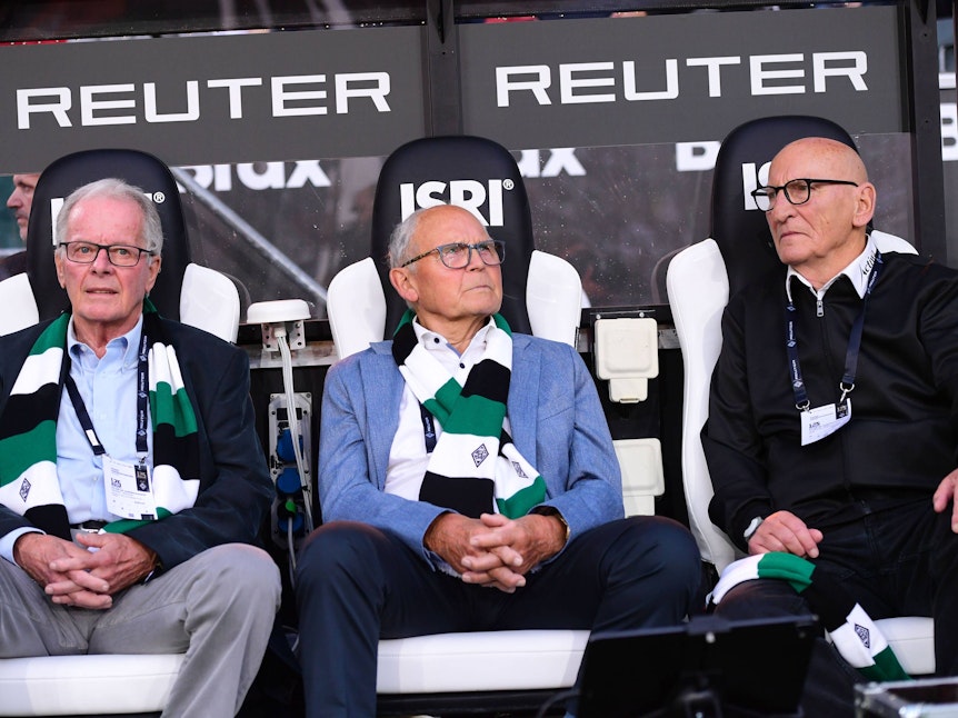 Wolfgang Kleff am 2. August 2025 mit Herbert Wimmer und Herbert Laumen auf der Trainerbank im Borussia-Park.