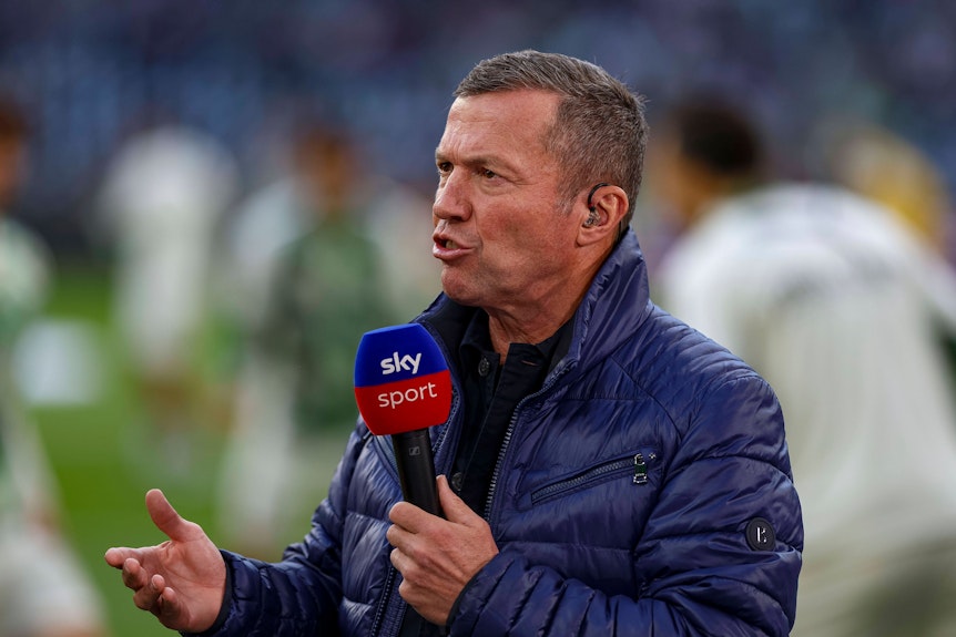 Lothar Matthäus spricht mit Sky-Mikro in der Hand im Borussia-Park.