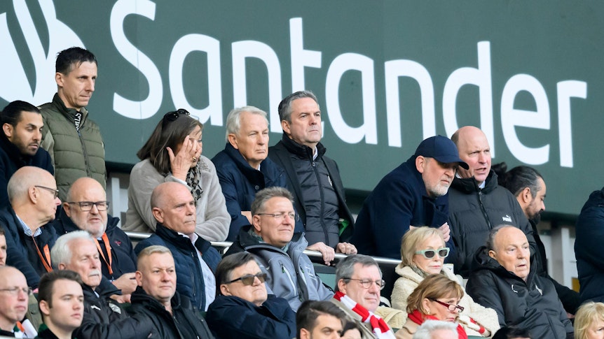 Christian Keller und Jörg Schmadtke neebn Rainer Bonhof, Markus Artez, Stephan Schippers und weiteren Funktionären.