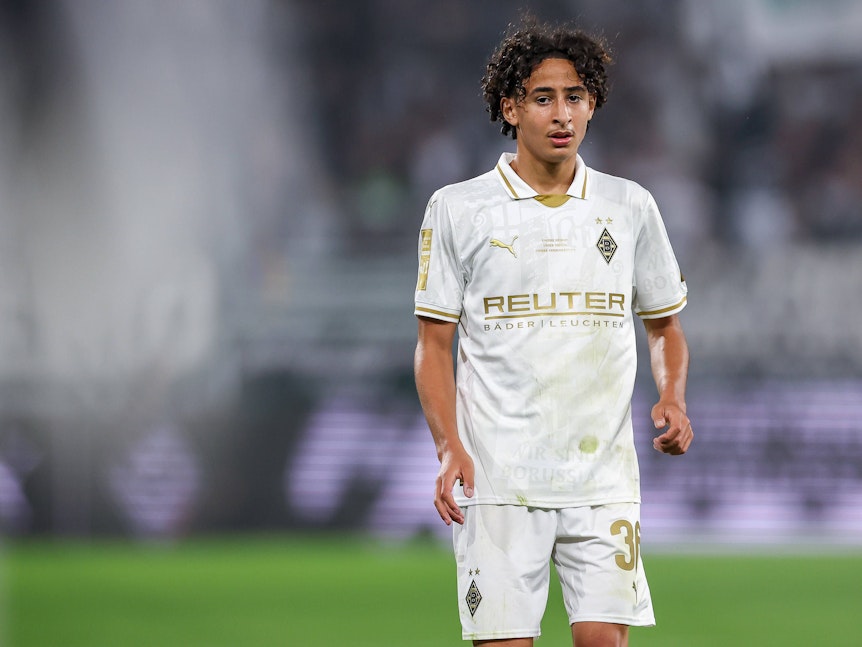 Wael Mohya steht auf dem Spielfeld.