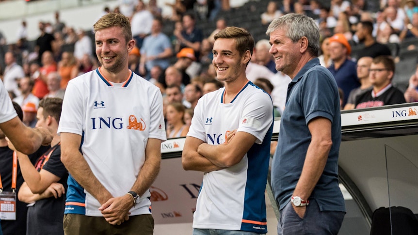 Christoph Kramer, Florian Neuhaus und Friedhelm Funkel bei einem Charity-Spiel am Seitenrand.