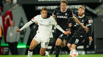 Florian Neuhaus in einem Zweikampf.