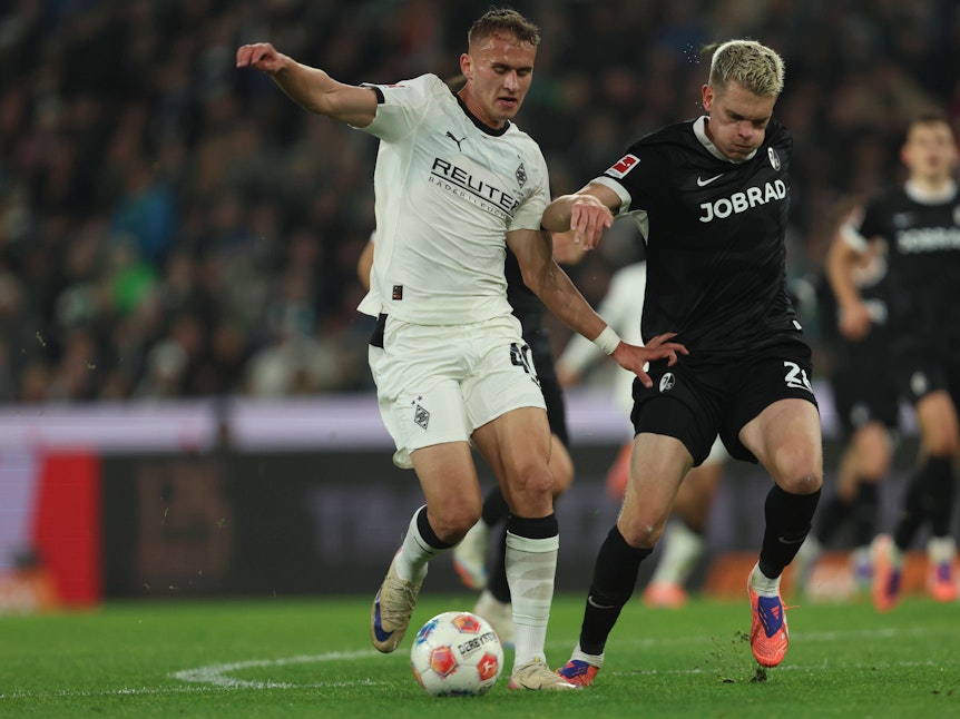 Jan Urbich im Zweikampf mit Matthias Ginter.