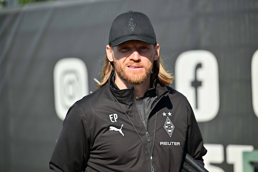 Trainer Eugen Polanski von Borussia Mönchengladbach während einer Trainingseinheit.