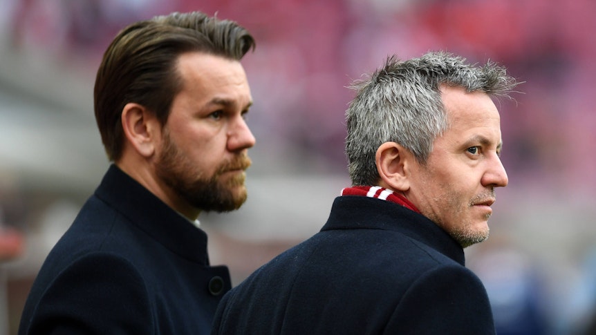 Thomas Kessler und Philipp Türoff im Profil an der Seitenlinie in Köln.