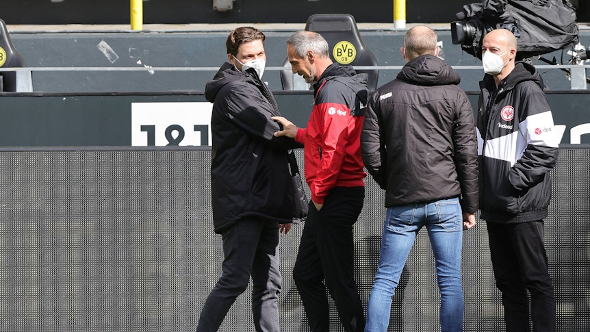 Edin Terzić und Adi Hütter vor einem Bundesliga-Spiel.