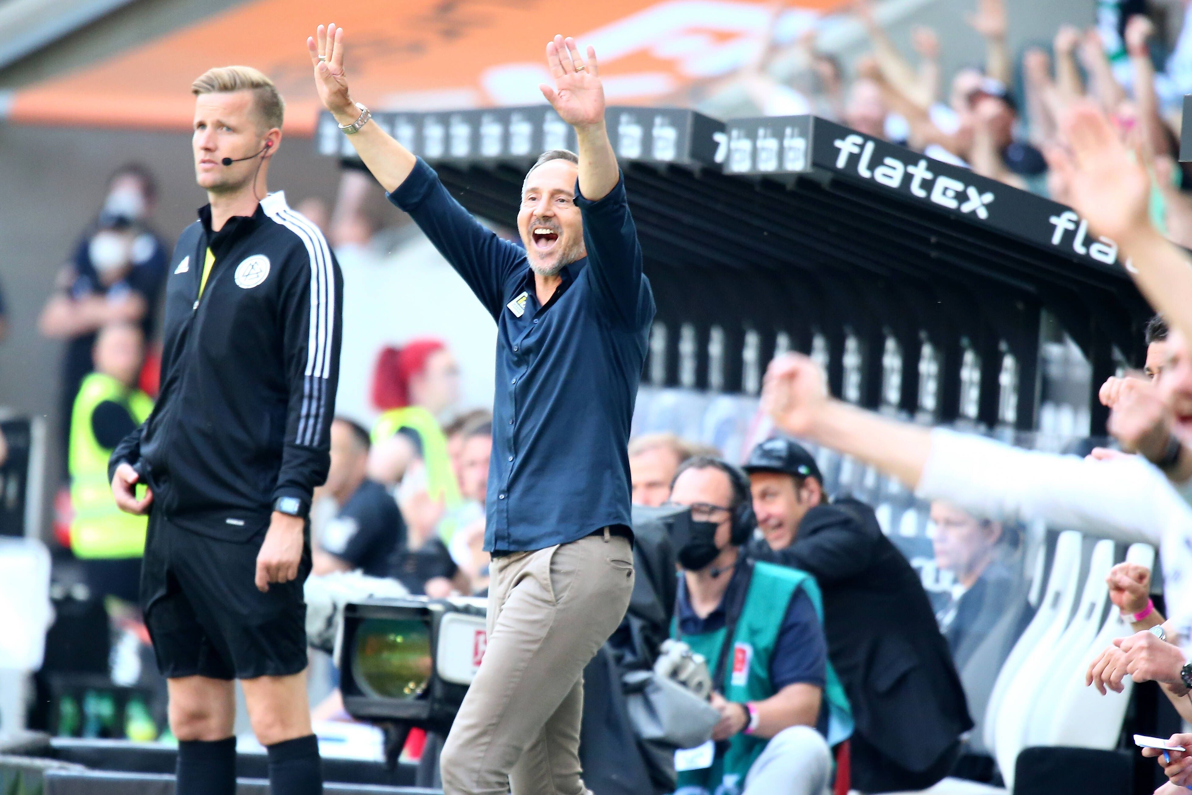 Adi Hütter bei Borussia Mönchengladbach an der Seitenlinie.