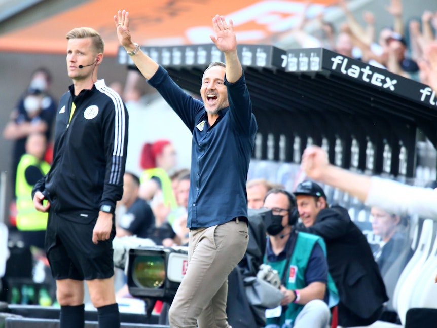 Adi Hütter bei Borussia Mönchengladbach an der Seitenlinie.