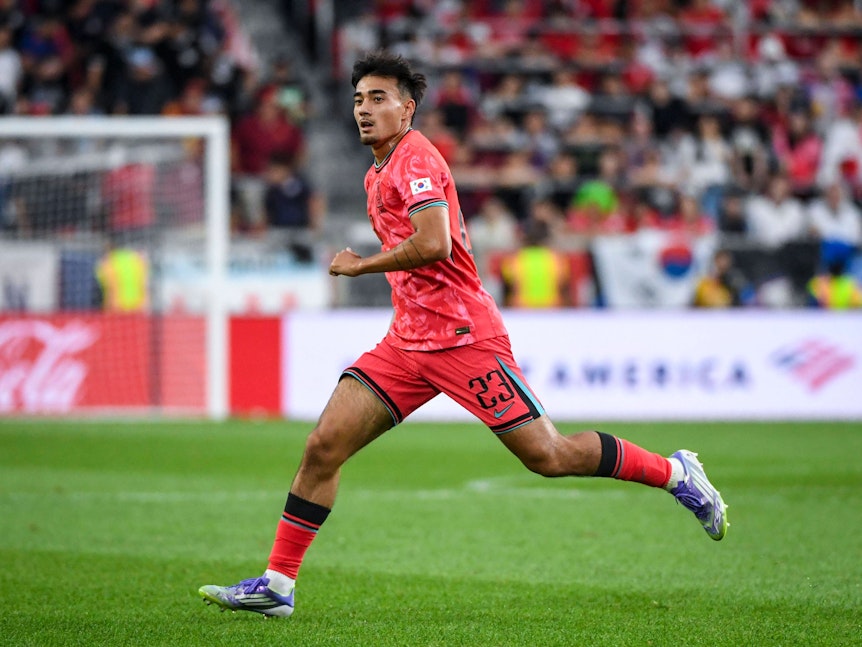 Jens Castrop läuft im Südkorea-Trikot über das Spielfeld.