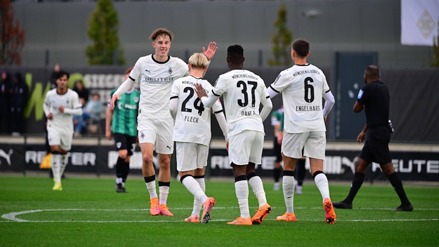 Talente und Profis von Borussia Mönchengladbach freuen sich über ein Tor im Testspiel gegen Preußen Münster.