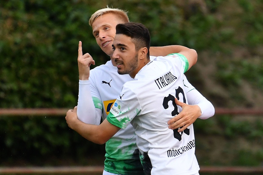 Fußballspieler Jacob Italiano und ein Teamkollege jubeln gemeinsam.