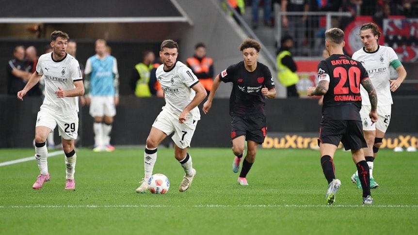 Kevin Stöger mit dem Fuß am Ball.