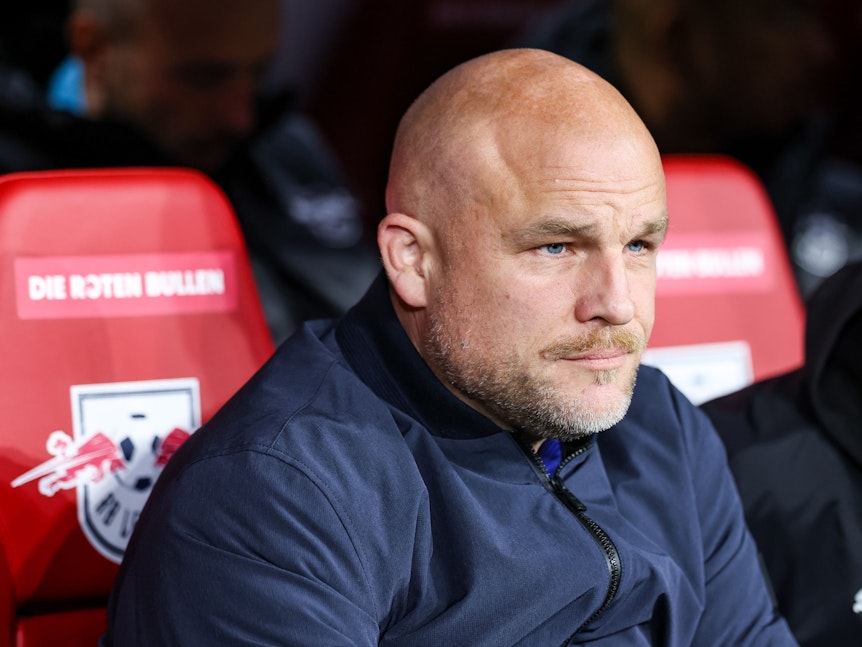 Rouven Schröder, damals Sportdirektor und Geschäftsführer Sport bei RB Leipzig, sitzt auf der Bank.
