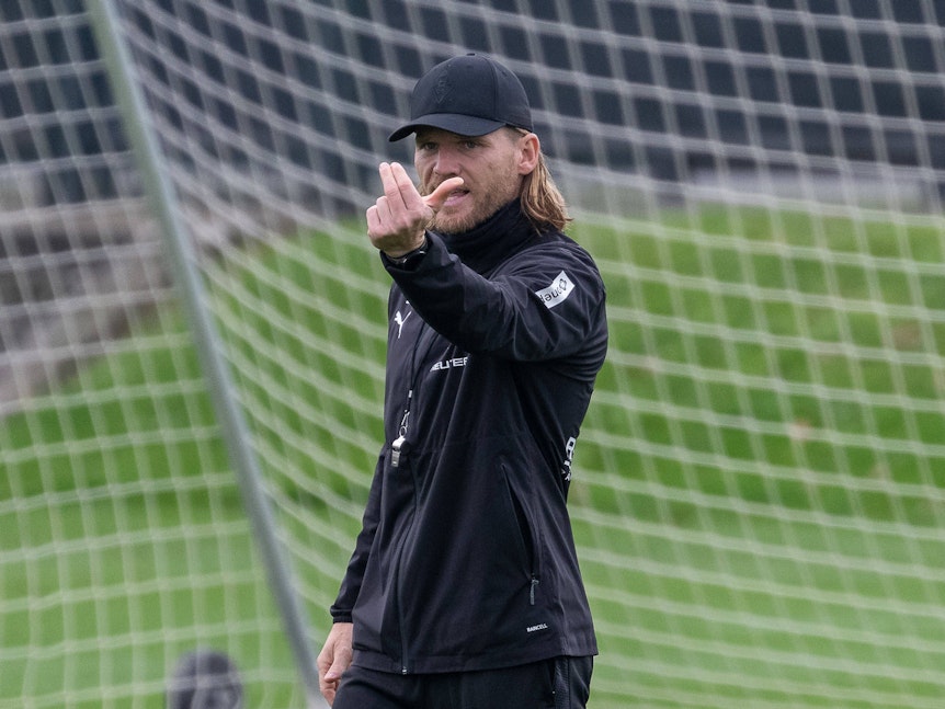 Eugen Polanski gestikulier im Training.