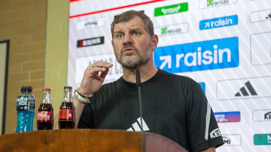 Union-Coach Steffen Baumgart spricht bei einer Pressekonferenz zu den Journalisten.