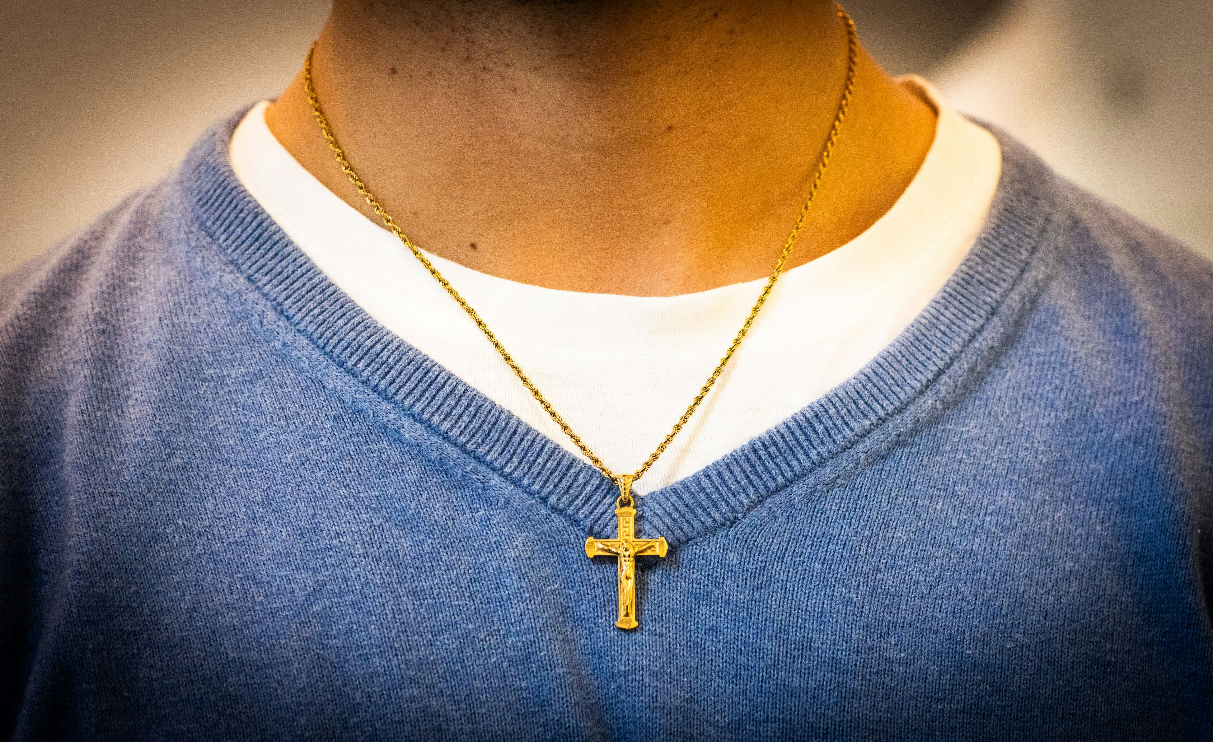 Streit in Kölner Gastro um Kreuz: Kölner Aushilfskraft verliert Job wegen Kreuz-Kette