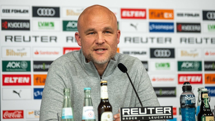 Rouven Schröder spricht bei seiner ersten Pressekonferenz als Sport-Boss bei Borussia Mönchengladbach.