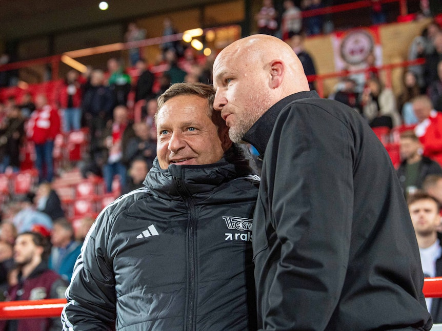 Rouven Schröder begrüßt Unions Sportboss Horst Heldt.