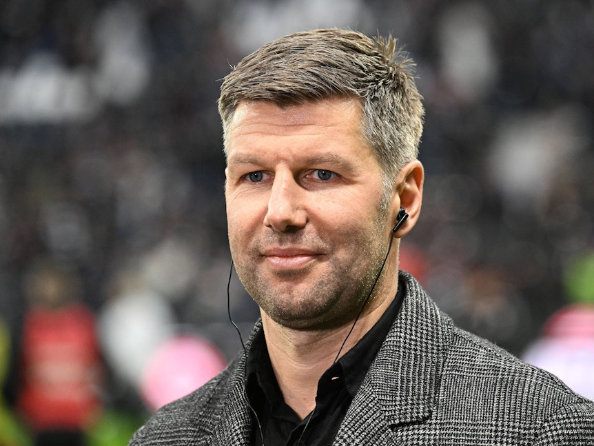 Thomas Hitzlsperger mit In-Ear-Kopfhörern.